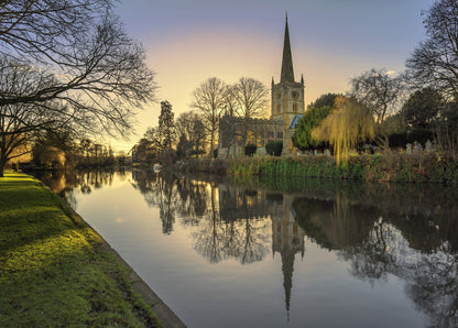 Stratford-upon-Avon is a historic market town in Warwickshire, England, renowned worldwide as the birthplace of playwright William Shakespeare. Nestled along the River Avon, it is a popular tourist destination characterized by its charming Tudor-style architecture, 800-year history, and vibrant culture, including the Royal Shakespeare Company.