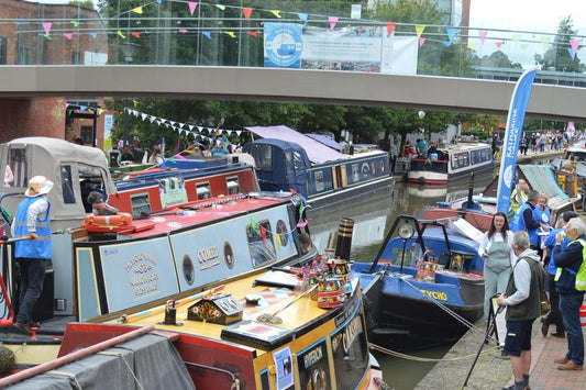 The Banbury Canal Festival is an annual celebration of the town’s historic waterways, typically held over a weekend in October along the Oxford Canal near Castle Quay and Tooley’s Boatyard. The event features classic boats, a floating market, live music, theatre, food stalls, and traditional, historical re enactments.